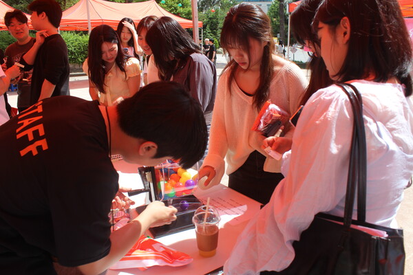 ▲축제기획단 부스에서 상품을 추첨 중인 학우의 모습 (사진=양기석 수습기자.)