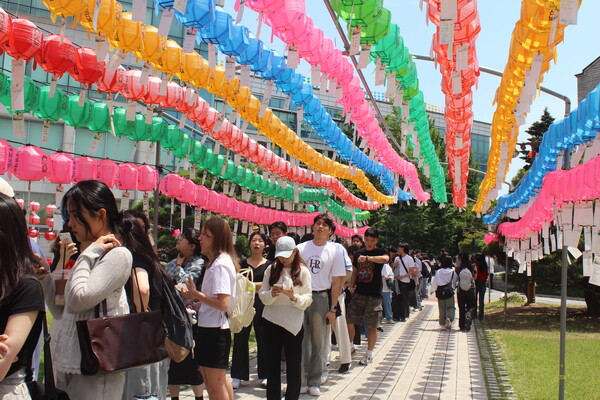 ▲입장팔찌를 배부 받기 위해 만해광장부터 팔정도까지 줄 선 학우들의 모습 (사진=방민우 수습기자.)