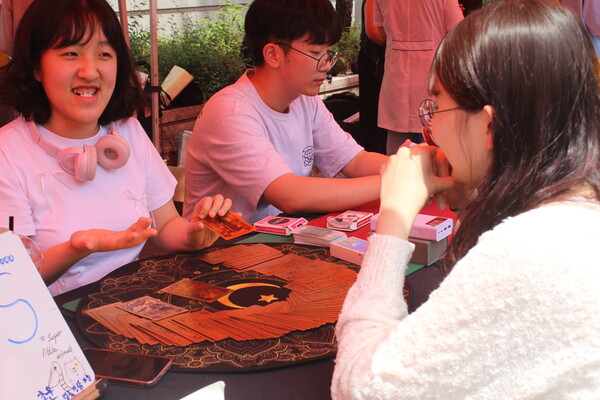 ▲팔정도에서 타로 부스를 체험하고 있는 학우의 모습 (사진=방민우 수습기자.)