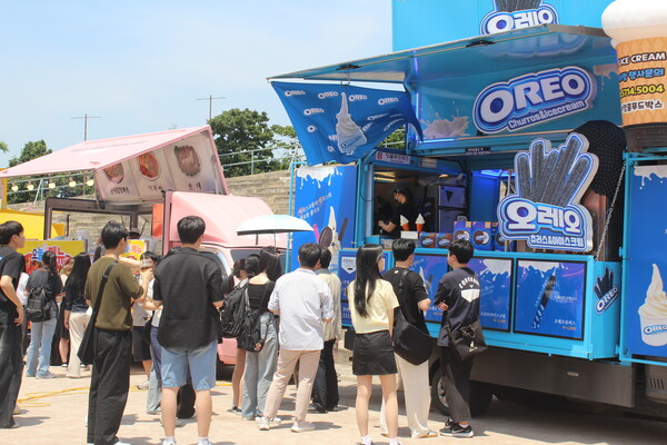 ▲만해광장에서 다양한 푸드트럭이 운영 중인 모습 (사진=방민우 수습기자.)