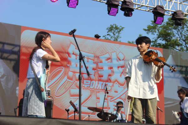 ▲대운동장에서 밴드 동아리 ‘아리랑’의 공연이 진행되고 있다 (사진=임지연 기자.)