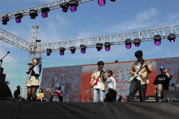 ▲대운동장에서 밴드 동아리 ‘렛츠무드’의 무대가 진행 중이다 (사진=오은빈 기자.)