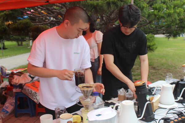 ▲스페셜티 중앙동아리 '상록수'가 커피를 내리고 있다 (사진=고아름 수습기자.)