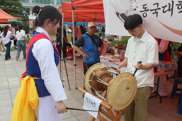 ▲풍물패 소모임 '한소리'가 장구 체험을 진행하고 있다 (사진=고아름 수습기자.)