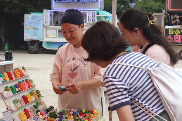 ▲플리마켓에서 물품을 구경하는 사람들 (사진=고아름 수습기자.)