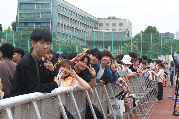 ▲대운동장에서 공연을 즐기는 학우들 (사진=고아름 수습기자.)