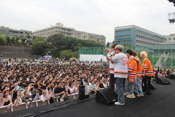 ▲대운동장에서 힙합 중앙동아리 'AJAX'가 무대 위 공연을 펼치고 있다 (사진=고아름 수습기자.)