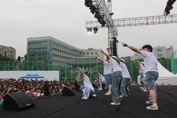 ▲대운동장에서 댄스 중앙동아리 'ODC'의 무대가 진행 중이다 (사진= 고아름 수습기자.)