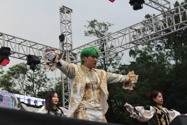 ▲대운동장 본무대서 공연을 펼치는 백상응원단 (사진=김주영 기자.)