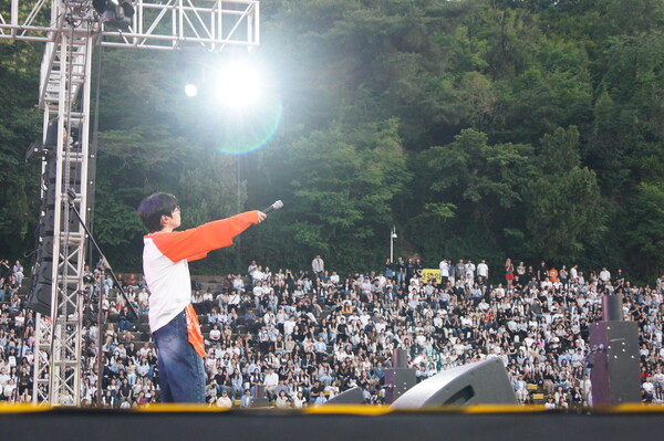 10cm is performing on the second day (29th) of the 2024 Dongguk Spring Festival. /Photograpy by Kim Bo-young