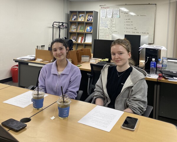 Magarida Sergio(left) and Sophie Chuine(right) are interviewing.        /Photography by the DIKL