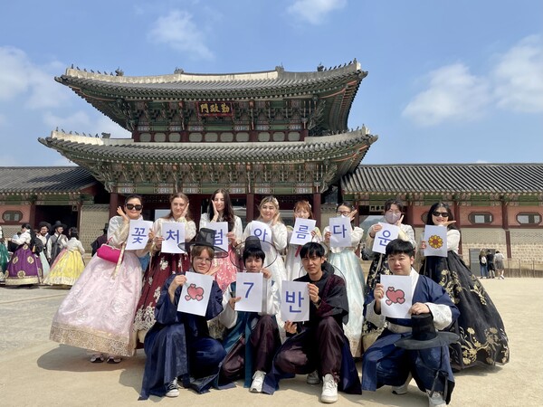 Students are enjoying the cultural activities by the DIKL..                /Photography by the DIKL.