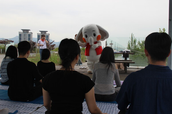▲'아코' 인형 탈을 쓴 진행자가 명상 중인 학우들 앞에서 음악에 맞춰 춤을 추고 있다 (사진=양기석 수습기자.)