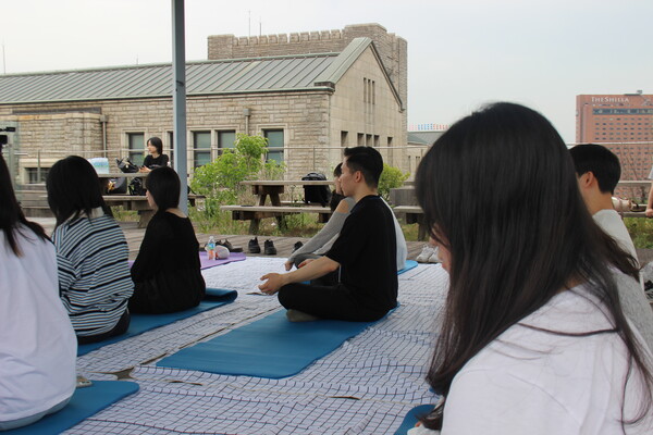 ▲명상 중인 학우들의 모습 (사진=양기석 수습기자.)