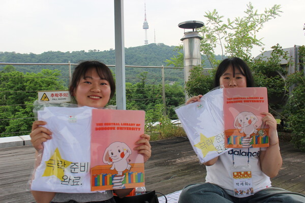 ▲참가 상품을 들고 있는 학우들 (사진=양기석 수습기자.)