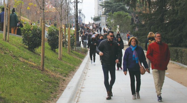 ▲스페인 광장에서 산책을 즐기는 사람들 (사진=임재경 기자.)