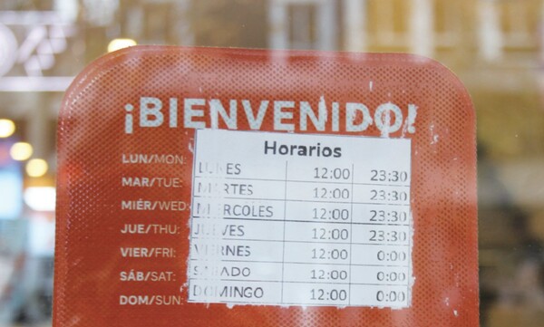                               ▲오후부터 영업을 시작하는 패스트푸드점 (사진=임재경 기자.)