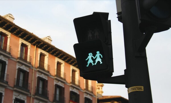             ▲성소수자 연인이 표현된 보행 신호등 (사진=임재경 기자.)