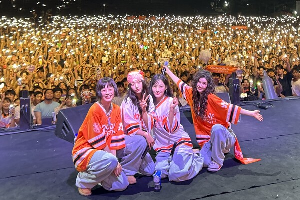 ▲2024 봄 대동제 무대에 오른 가수 '뉴진스'와 환호하는 학우들의 모습 (사진=양기석 수습기자.)