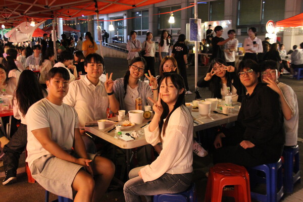 ▲야간 부스에서 축제를 즐기는 학우들 (사진=원지우 기자.)