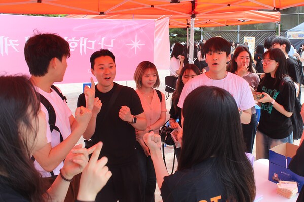 ▲축기단 부스에서 미션을 수행 중인 학우들의 모습 (사진=양기석 수습기자.)