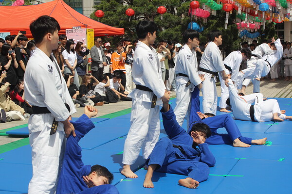 ▲팔정도에서 공연 중인 '경찰사법대학 유도시범단'의 모습 (사진=양기석 수습기자.)