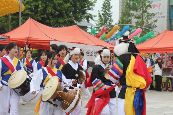 ▲지난 30일, 팔정도에서 '한국음악과'의 공연이 진행됐다 (사진=고아름 수습기자.)