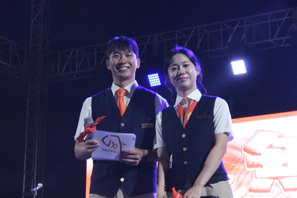 ▲지난 29일, 우리대학 홍보대사 '동감'이 대운동장 공연의 사회를 맡았다 (사진=오은빈 기자.)