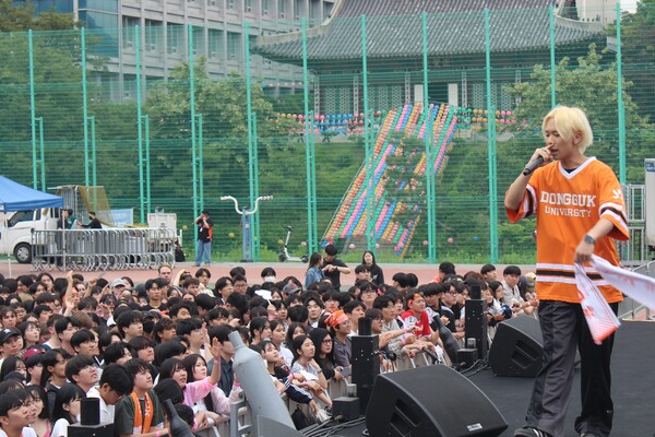 ▲봄 대동제 마지막 날, 'AJAX'가 대운동장에서 공연을 펼치고 있다 (사진=고아름 수습기자.)