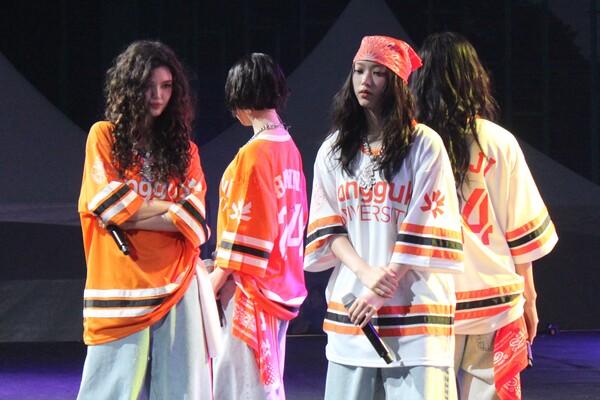 ▲가수 '뉴진스' 곡의 전주가 흐르고 있다 (사진=김주영 기자.)