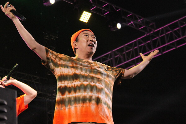 ▲학우들과 하나가 돼 무대를 펼치고 있는 MC 겸 가수 박명수 (사진=양기석 수습기자.)