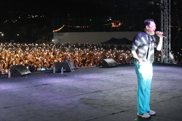 ▲가수 싸이와 그의 공연에 열광하는 학우들의 모습 (사진=고아름 수습기자.)