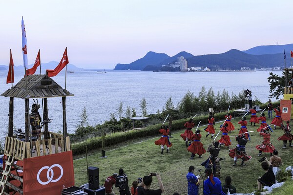 A demonstration of Joseon naval martial arts is taking place in the waters off Hansan Island. /Photography Extracted from the Tongyeong Hansan Battle Festival Website