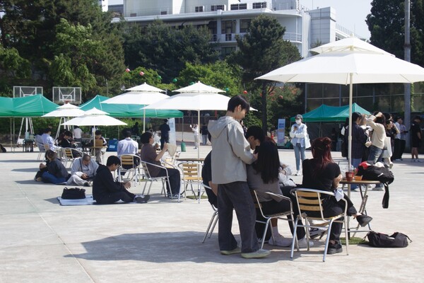 만해광장에서 동아리 피크닉이 진행되고 있는 모습이다 (사진=임지연 기자.)