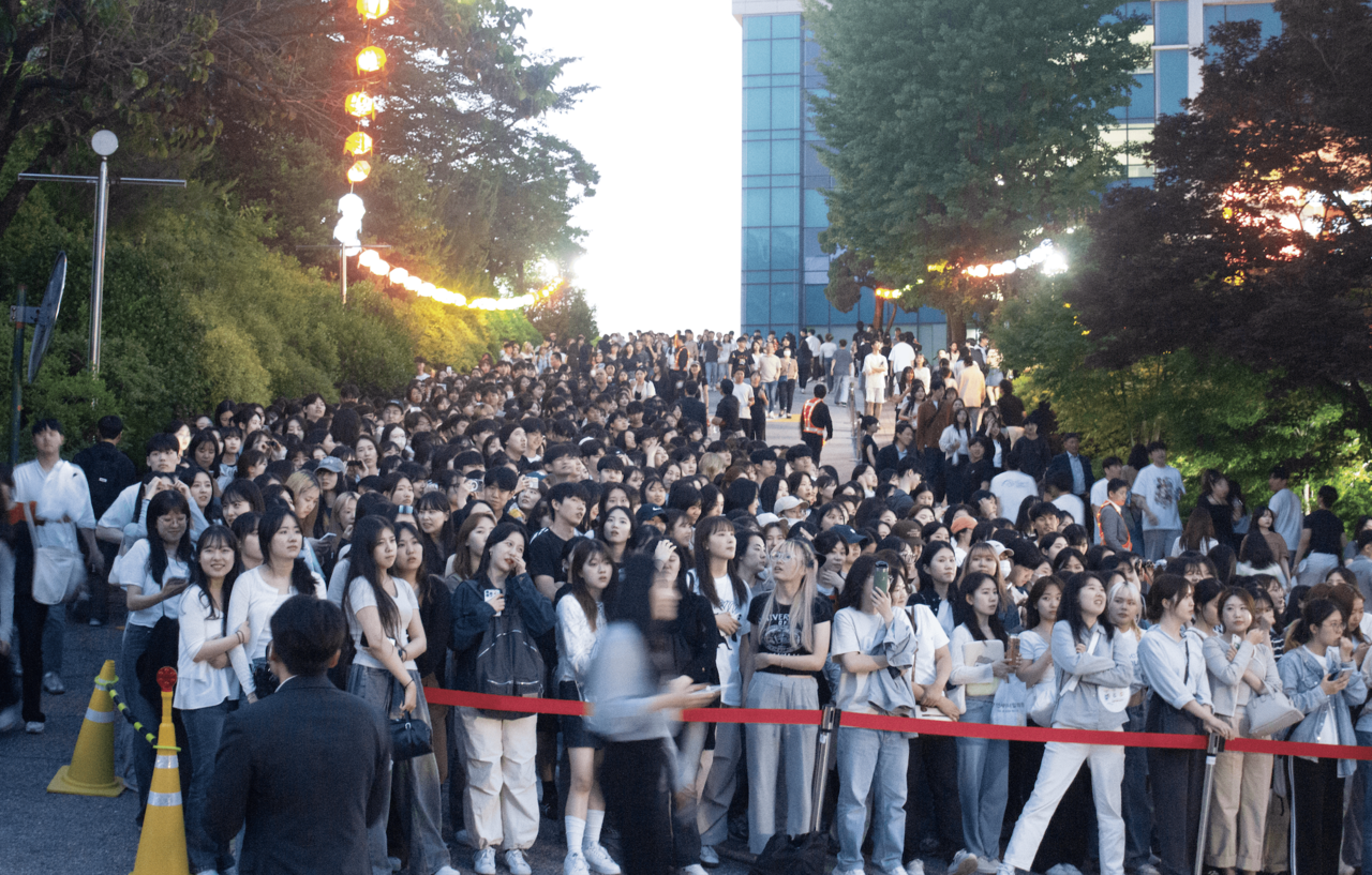 ▲대운동장 앞 경사로에서 연예인 공연을 바라보는 사람들의 모습 (사진=임지연 기자.)