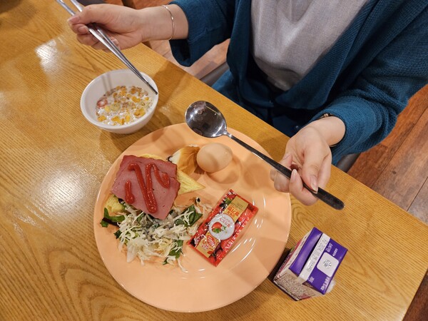 Enjoying the 1,000-Won breakfast and expressing satisfaction. /Photography by Dongguk Media Center