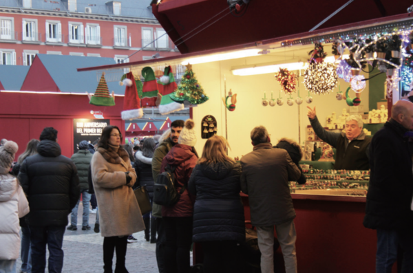 ▲마요르 광장의 크리스마스 마켓에서 까가네르 인형을 팔고 있다 (사진=이민경 기자.)