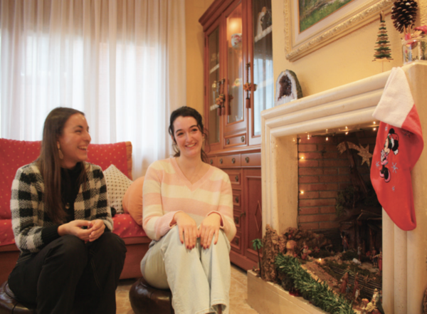 ▲Emma와 Eva가 페세브레 장식 앞에서 동방박사를 설명 중이다 (사진=이민경 기자.)