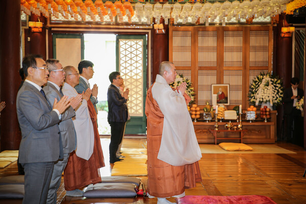 정각원에서 만해 한용운 80주기 추모 다례재가 진행되고 있다 (사진 제공=동국대학교 홍보실.)
