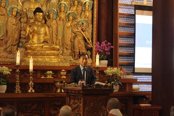 ▲이상훈 한국교수불자연합회 회장이 대회사를 전하는 모습(사진=방민우 수습기자.)