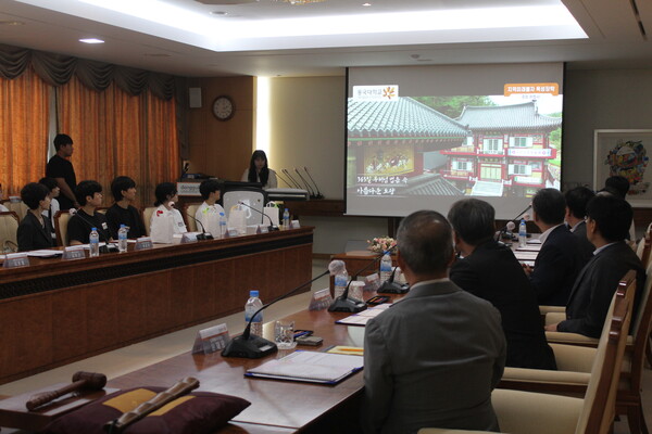 ▲원법사 소개 영상을 시청하는 모습 (사진=임지연 기자.)