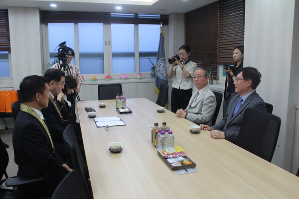 ▲기부금 전달식 참석자들이 차담을 나누는 모습 (사진=고아름 수습기자.)