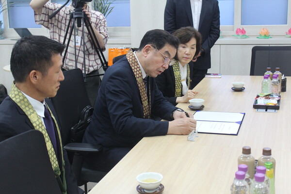 ▲마츠나가 아츠시 국제원장이 기부증서에 서명하는 모습 (사진=고아름 수습기자.)