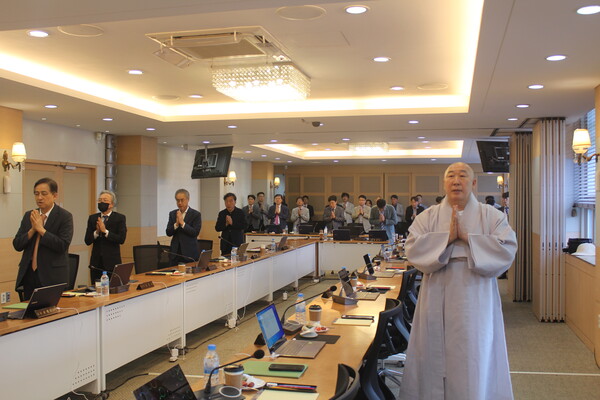 ▲제356회 이사회를 마무리하며 합장하는 모습 (사진=권구봉 기자.)