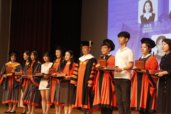 ▲우리대학 윤재웅 총장이 졸업생들에게 공로상을 수여하고 있다 (사진=오은빈 기자.)