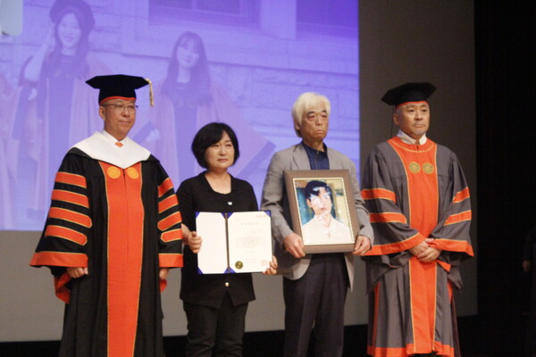 ▲우리대학 이지한 학우가 명예 졸업상을 수여받고 있다 (사진=오은빈 기자.)