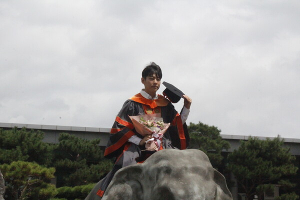 ▲팔정도 코끼리 동상 위에서 기념사진을 찍는 학생들 (사진=오은빈 기자.)