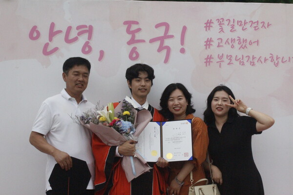 ▲팔정도 포토부스에서 기념사진을 찍는 학생들  (사진=오은빈 기자.)