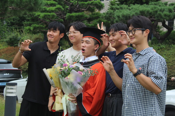 ▲팔정도에서 기념사진을 찍는 학생들  (사진=오은빈 기자.)