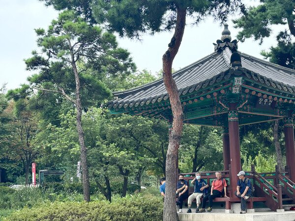People rest in the shade to avoid the hot weather caused by climate change. /Photograpy by Ku Ji-won